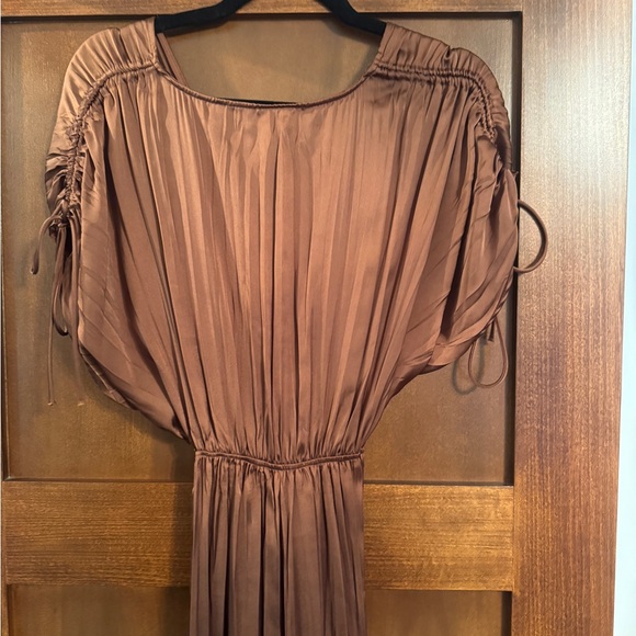 Elegant Brown Pleated Evening Dress Never Worn Size Medium - Picture 8 of 9
